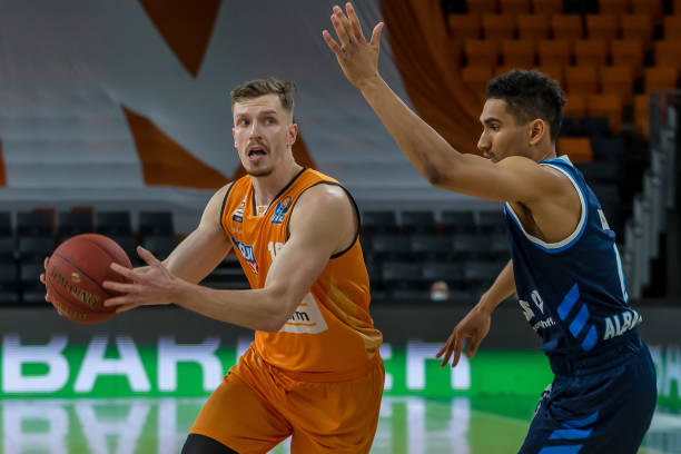 更是两大联 更是两大联